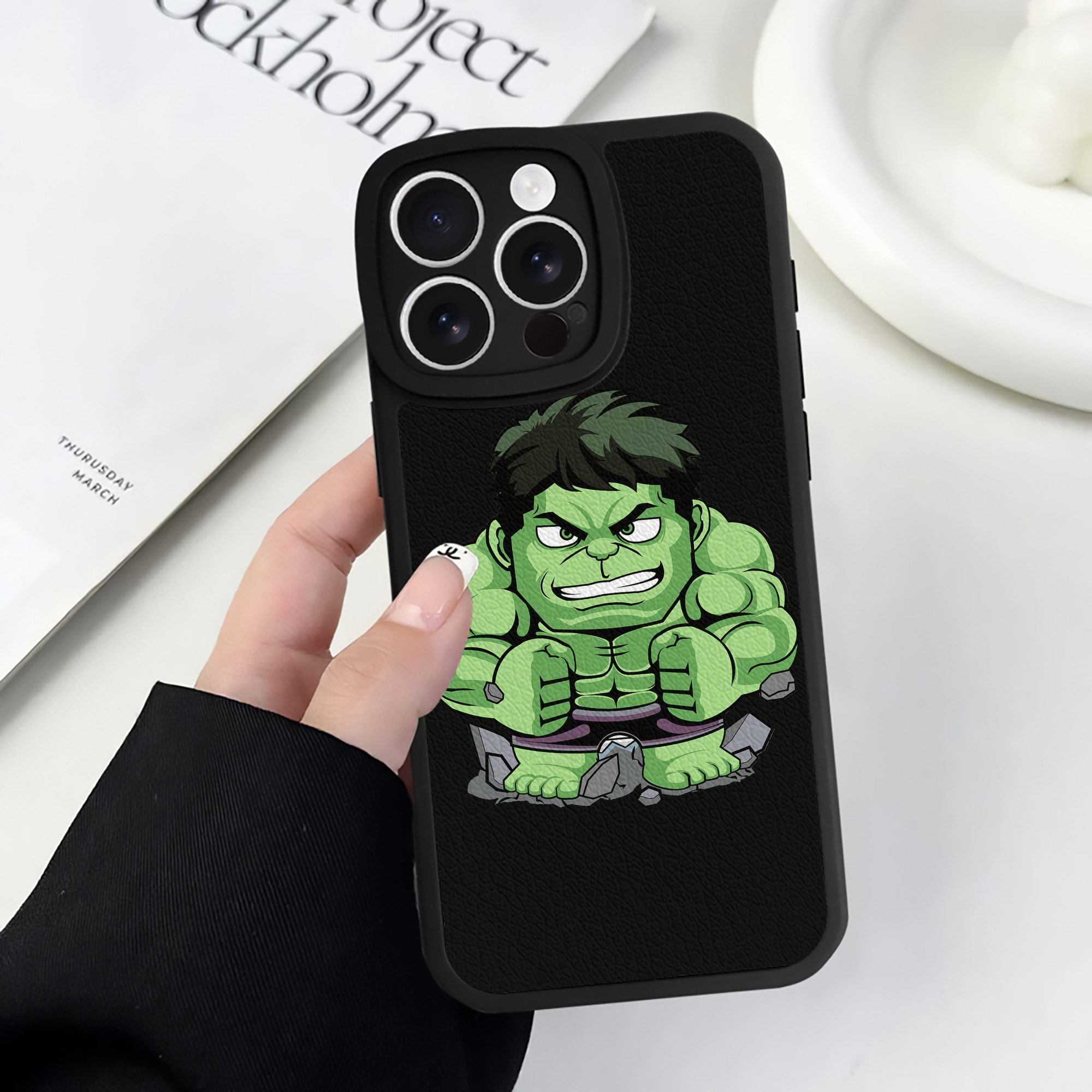 （画像用） アベンジャーズ The Avengers 【iPhone 16シリーズ対応】シリコンスマホケース（レザー調） 材質：シリコン